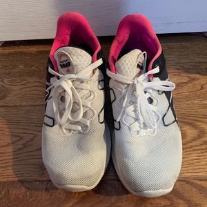 New balance white and pink shoe